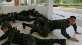 Pasukan militer  Thailand dengan merayap di lantai untuk mengantisipasi situasi perang  Thailand-Kamboja di perbatasan (Meta imaage: X)
