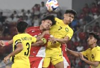 Pesepak bola Timnas U-23 Indonesia Kadek Arel Priyatna (kedua kiri) berebut bola dengan pesepak bola Timnas U-23 Malaysia Muhammad Haqimi Azim Bin Rosli (kedua kanan) dalam pertandingan penyisihan Grup A Piala AFF U-23 2025 di Stadion Utama Gelora Bung Karno (SUGBK),