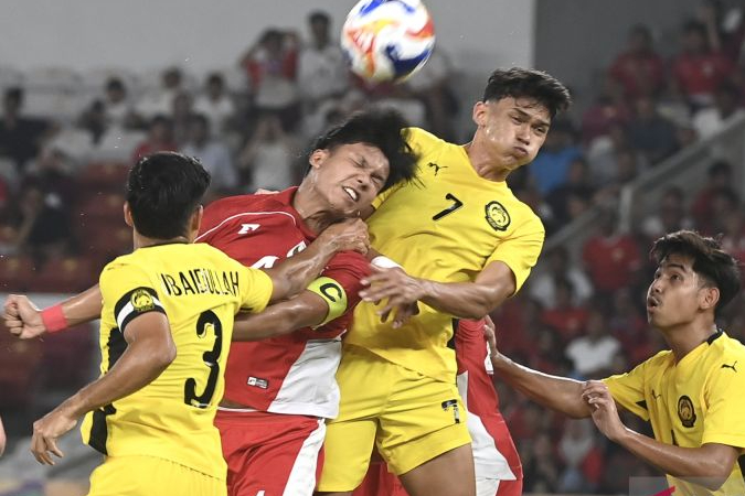 Pesepak bola Timnas U-23 Indonesia Kadek Arel Priyatna (kedua kiri) berebut bola dengan pesepak bola Timnas U-23 Malaysia Muhammad Haqimi Azim Bin Rosli (kedua kanan) dalam pertandingan penyisihan Grup A Piala AFF U-23 2025 di Stadion Utama Gelora Bung Karno (SUGBK),