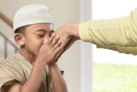 Khutbah Jumat 10 Juli 2025: Keistimewaan Berbakti Kepada Kedua Orang Tua di mana berbakti kepada orang tua adalah kewajiban yang paling utama bagi setiap anak.
