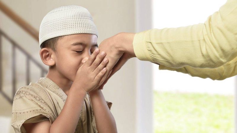 Khutbah Jumat 10 Juli 2025: Keistimewaan Berbakti Kepada Kedua Orang Tua di mana berbakti kepada orang tua adalah kewajiban yang paling utama bagi setiap anak.