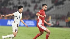 Pesepak bola Timnas U-23 Indonesia Jens Raven (kanan) menguasai bola dengan dibayangi pesepak bola Timnas U-23 Thailand Sek an Ratree (kiri) dalam pertandingan semifinal Piala AFF U-23 2025 di Stadion Utama Gelora Bung Karno (SUGBK), Senayan, Jakarta, Jumat (25/7/2025).