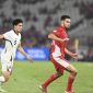 Pesepak bola Timnas U-23 Indonesia Jens Raven (kanan) menguasai bola dengan dibayangi pesepak bola Timnas U-23 Thailand Sek an Ratree (kiri) dalam pertandingan semifinal Piala AFF U-23 2025 di Stadion Utama Gelora Bung Karno (SUGBK), Senayan, Jakarta, Jumat (25/7/2025).