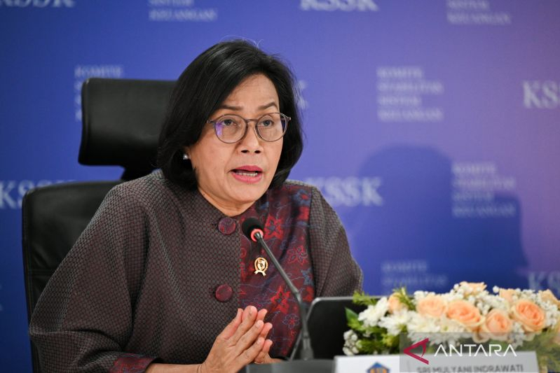 Menteri Keuangan Sri Mulyani Indrawati menyampaikan hasil rapat berkala Komite Stabilitas Sistem Keuangan (KSSK) di Kantor LPS, Jakarta, Senin (28/7/2025).