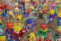 Puluhan penari mengenakan topeng warna-warni sedang menampilkan tarian ondel-ondel dalam sebuah festival budaya di Jakarta beberarapa waktu lalu. Tarian Betawi ini merupakan salah satu bentuk ekspresi seni khas masyarakat Betawi yang menggambarkan keceriaan dan semangat gotong royong. Ragam warna kostum dan topeng menjadi daya tarik visual dari pertunjukan budaya tradisional ini.