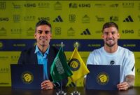 Bek asal Spanyol Inigo Martinez (kiri) saat bergabung dengan Al-Nassr pada Minggu (10/8/2025). X.com/AlNassrFC