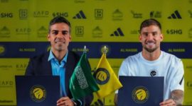 Bek asal Spanyol Inigo Martinez (kiri) saat bergabung dengan Al-Nassr pada Minggu (10/8/2025). X.com/AlNassrFC