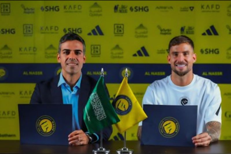 Bek asal Spanyol Inigo Martinez (kiri) saat bergabung dengan Al-Nassr pada Minggu (10/8/2025). X.com/AlNassrFC