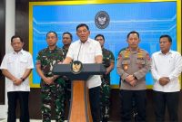 Menteri Pertahanan, Sjafrie Sjamsoeddin (tengah), memberikan pernyataan pers di Kantor Presiden, Kompleks Istana Kepresidenan, Jakarta, Minggu (31/8/2025)