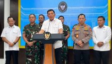 Menteri Pertahanan, Sjafrie Sjamsoeddin (tengah), memberikan pernyataan pers di Kantor Presiden, Kompleks Istana Kepresidenan, Jakarta, Minggu (31/8/2025)