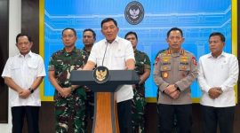 Menteri Pertahanan, Sjafrie Sjamsoeddin (tengah), memberikan pernyataan pers di Kantor Presiden, Kompleks Istana Kepresidenan, Jakarta, Minggu (31/8/2025)