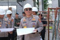 Inspektur Pengawasan Umum (Irwasum) Polri Komjen Pol. Dedi Prasetyo meninjau pembangunan SPPG Polri di Mako Brimob, Kelapa Dua, Depok, Jawa Barat, Senin (2/6/2025).