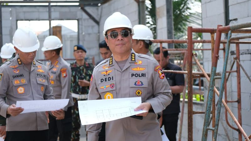 Inspektur Pengawasan Umum (Irwasum) Polri Komjen Pol. Dedi Prasetyo meninjau pembangunan SPPG Polri di Mako Brimob, Kelapa Dua, Depok, Jawa Barat, Senin (2/6/2025).