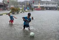 Sejumlah anak-anak bermain sepak bola dalam genangan air di ruas Jalan Sultan Iskandar Muda, Meulaboh, Kabupaten Aceh Barat, saat kawasan tersebut dilanda hujan lebat, Senin (28/4/2025). Foto: Antara