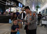 Polresta Bandara Soetta Bagikan 5.000 Bedera Merah Putih, Kombes Ronald Sipayung: Kami Menyampaikan Pesan Persatuan