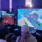 Pengunjung yang sebagian besar anak muda mencoba salah satu game lokal yang dipamerkan di Indonesia Game Week 2025, di Jakarta, Jumat (8/8/2025). 