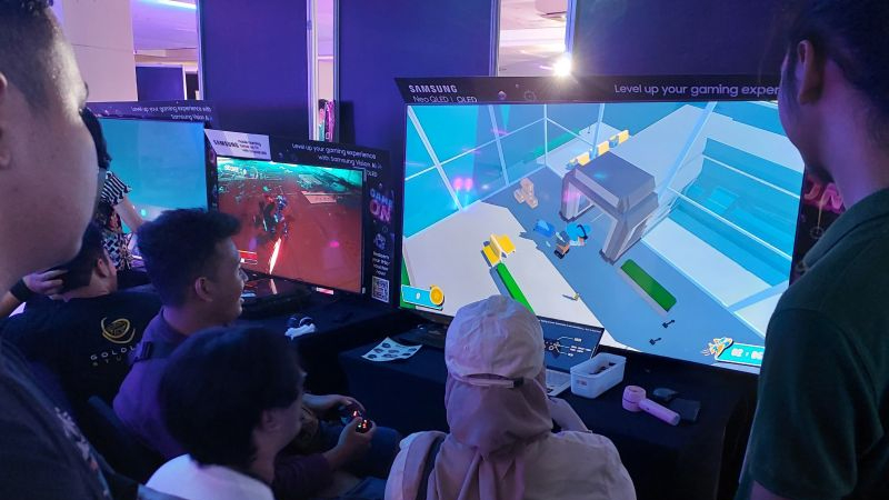 Pengunjung yang sebagian besar anak muda mencoba salah satu game lokal yang dipamerkan di Indonesia Game Week 2025, di Jakarta, Jumat (8/8/2025). 