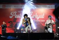 Radja Band tampil di Pesta Rakyat di kejuaraan F1 Powerboat World Championship di Kabupaten Toba, Sumatera Utara, Sabtu 
