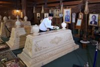 Ketua Umum Partai Solidaritas Indonesia (PSI) Kaesang Pangarep berziarah dan menabur bunga di makam Presiden kedua Republik Indonesia Soeharto dan istri Presiden kedua RI, Siti Hartinah, yang akrab dikenal sebagai Ibu Tien Soeharto, Sabtu malam (23/8/2025).