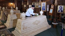 Ketua Umum Partai Solidaritas Indonesia (PSI) Kaesang Pangarep berziarah dan menabur bunga di makam Presiden kedua Republik Indonesia Soeharto dan istri Presiden kedua RI, Siti Hartinah, yang akrab dikenal sebagai Ibu Tien Soeharto, Sabtu malam (23/8/2025).