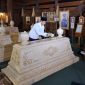 Ketua Umum Partai Solidaritas Indonesia (PSI) Kaesang Pangarep berziarah dan menabur bunga di makam Presiden kedua Republik Indonesia Soeharto dan istri Presiden kedua RI, Siti Hartinah, yang akrab dikenal sebagai Ibu Tien Soeharto, Sabtu malam (23/8/2025).