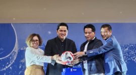 Direktur SCM Harsiwi Achmad (kiri), Ketua umum PSSI Erick Thohir (kedua dari kiri), Direktur utama BRI Hery Gunardi (kedua dari kanan), Direktur utama I.League Ferry Paulus (kanan) berfoto bersama setelah acara peluncuran Super League 2025/2026 di Jakarta, Minggu (2/8/2025).
