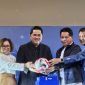 Direktur SCM Harsiwi Achmad (kiri), Ketua umum PSSI Erick Thohir (kedua dari kiri), Direktur utama BRI Hery Gunardi (kedua dari kanan), Direktur utama I.League Ferry Paulus (kanan) berfoto bersama setelah acara peluncuran Super League 2025/2026 di Jakarta, Minggu (2/8/2025).