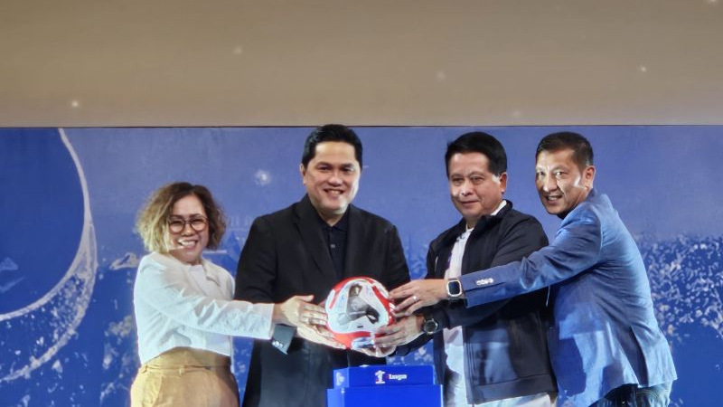 Direktur SCM Harsiwi Achmad (kiri), Ketua umum PSSI Erick Thohir (kedua dari kiri), Direktur utama BRI Hery Gunardi (kedua dari kanan), Direktur utama I.League Ferry Paulus (kanan) berfoto bersama setelah acara peluncuran Super League 2025/2026 di Jakarta, Minggu (2/8/2025).