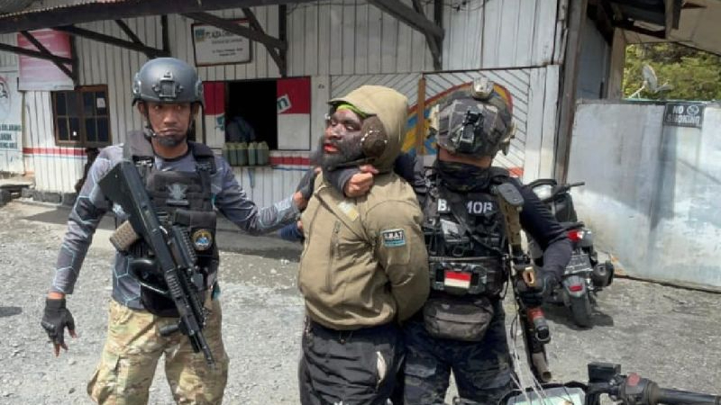 Personel Satgas Damai Cartenz saat menangkap anggota KKB Konara Enumbi yang diduga sebagai pelaku penembakan terhadap anggota Polres Puncak Jaya, Brigpol Ronald Enok.
