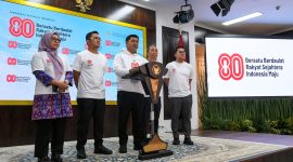 Wamensesneg Juri Ardiantoro (tengah) didampingi Deputi Bidang Administrasi dan Pengelolaan Istana Setpres Rika Kiswardani (kiri), menyampaikan keterangan pers terkait rangkaian kegiatan Memeriahkan Bulan Kemerdekaan di Kantor Kepresidenan, Jakarta, Jumat (1/8/2025)