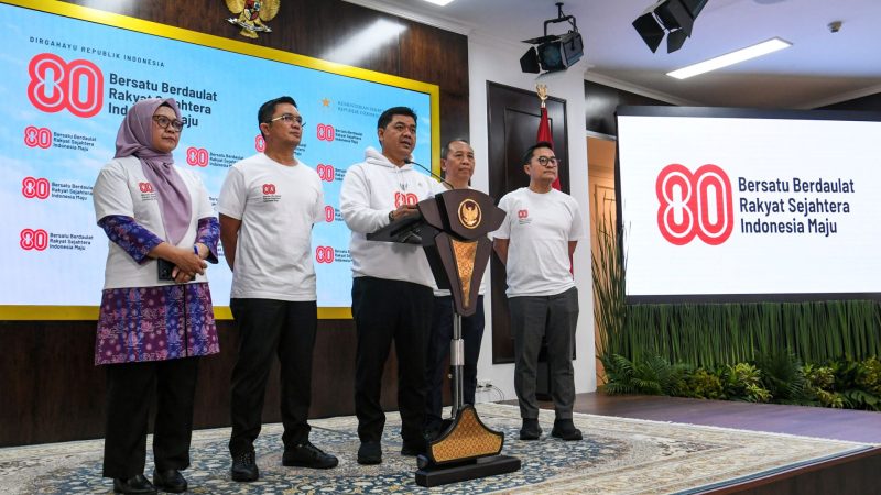 Wamensesneg Juri Ardiantoro (tengah) didampingi Deputi Bidang Administrasi dan Pengelolaan Istana Setpres Rika Kiswardani (kiri), menyampaikan keterangan pers terkait rangkaian kegiatan Memeriahkan Bulan Kemerdekaan di Kantor Kepresidenan, Jakarta, Jumat (1/8/2025)