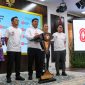 Wamensesneg Juri Ardiantoro (tengah) didampingi Deputi Bidang Administrasi dan Pengelolaan Istana Setpres Rika Kiswardani (kiri), menyampaikan keterangan pers terkait rangkaian kegiatan Memeriahkan Bulan Kemerdekaan di Kantor Kepresidenan, Jakarta, Jumat (1/8/2025)