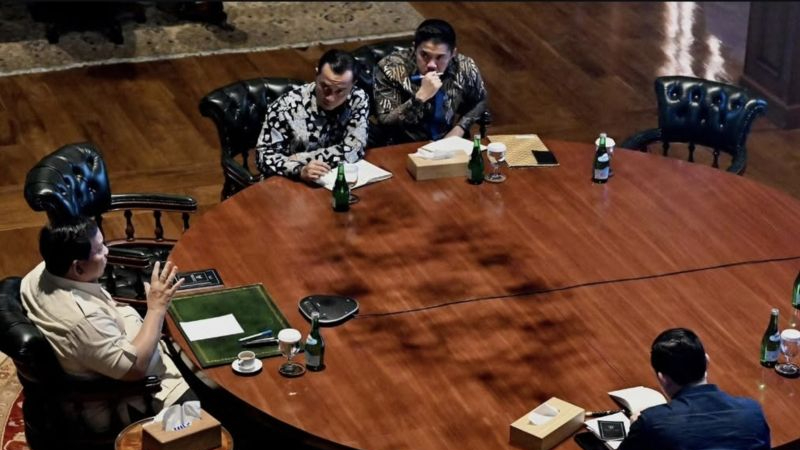 Tangkapan layar - Presiden Prabowo Subianto saat memimpin rapat terbatas secara virtual dari kediamannya di Hambalang, Kabupaten Bogor, Jawa Barat, Jumat (1/8/2025)