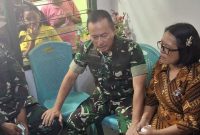Pangdam IX/Udayana Mayjen TNI Piek Budyakto (tengah) saat bersama orang tua Prada Lucky di rumah duka, Senin (11/8)