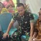 Pangdam IX/Udayana Mayjen TNI Piek Budyakto (tengah) saat bersama orang tua Prada Lucky di rumah duka, Senin (11/8)