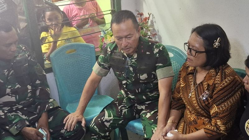 Pangdam IX/Udayana Mayjen TNI Piek Budyakto (tengah) saat bersama orang tua Prada Lucky di rumah duka, Senin (11/8)