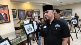 Anggota DPR RI Ahmad Dhani saat berkunjung ke kantor DPRD Surabaya, Senin (11/8/2025)