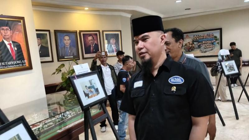 Anggota DPR RI Ahmad Dhani saat berkunjung ke kantor DPRD Surabaya, Senin (11/8/2025)
