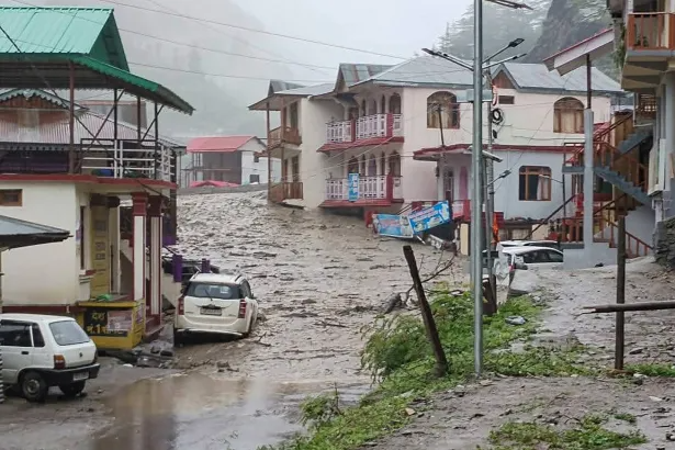 Penampakan banjir bandang di India yang menghantam Desa Dharali di Bagian Uttarakhand