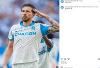 Potret pemain Olympique de Marseille saat melakukan selebrasi di lapangan. Momen ini turut dikaitkan dengan nama Affan Kurniawan yang disebut dalam unggahan resmi klub. Foto ini menampilkan semangat sportivitas dan penghormatan yang menjadi sorotan fans, termasuk pencarian terkait Affan Kurniawan