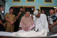 Keluarga almarhum Casis Bintara TNI AD M. Dehan Kasiman tampak berduka menyambut kedatangan jenazah di rumah duka di Ternate, Maluku Utara, Selasa (12/8/2025).
