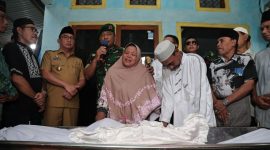 Keluarga almarhum Casis Bintara TNI AD M. Dehan Kasiman tampak berduka menyambut kedatangan jenazah di rumah duka di Ternate, Maluku Utara, Selasa (12/8/2025).