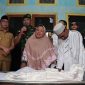 Keluarga almarhum Casis Bintara TNI AD M. Dehan Kasiman tampak berduka menyambut kedatangan jenazah di rumah duka di Ternate, Maluku Utara, Selasa (12/8/2025).