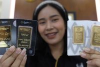 Harga emas Antam itu turun Rp 4.000 jika dibandingkan dengan harga pada Sabtu (23/8/2025) yang berada di level Rp 1.933.000 per gram.