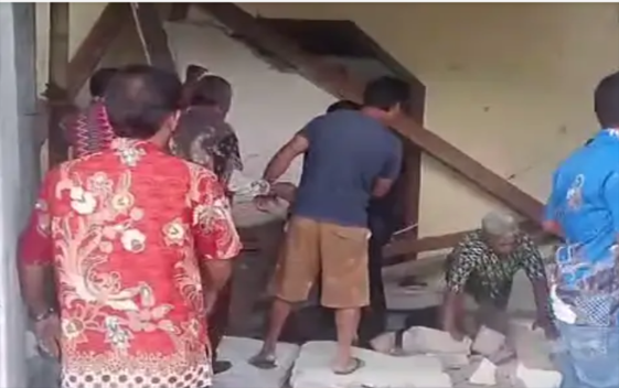Tangkapan layar momen pasca gempa yang terjadi di Poso, Sulawesi Tengah. (bnpb.go.id) 
