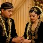 lustrasi pasangan menikah dengan adat Jawa, melambangkan tradisi memilih Hari Baik Menikah 2026 sesuai primbon Jawa agar pernikahan lebih harmonis, penuh berkah, dan mendapat restu keluarga