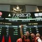 Pekerja Bursa Efek Indonesia (BEI) berswafoto di depan layar digital yang menampilkan pergerakan Indeks Harga Saham Gabungan (IHSG) yang sempat mencapai All Time High (ATH) ke level 8.000 dalam perdagangan intraday saat Presiden Prabowo menyampaikan pidato kenegaraan di Sidang Tahunan MPR, Jakarta, Jumat (15/8/2025)
