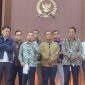 Wakil Ketua DPR RI Sufmi Dasco bersama Menteri Hukum Supratman Andi Agtas, Menteri Sekretaris Negara Prasetyo Hadi, Ketua Komisi III DPR RI Habiburokhman, Wakil Ketua Komisi III DPR RI Sari Yuliati, Wakil Ketua Komisi III DPR RI Rano Alfath, anggota Komisi III DPR RI Hinca Panjaitan, Wakil Ketua Komisi I DPR RI Sukamta, di kompleks parlemen, Senayan, Jakarta, Kamis malam (31/7/2025)