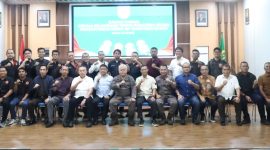 Kajati Sumut Harli Siregar dan jajarannya foto bersama dengan insan pers dalam acara temu ramah di Kejati Sumut, Kamis (31/7/2025) malam.