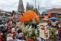 Warga melihat pawai saat Festival Bungan dan Buah Tanah Karo 2025 di Berastagi, Karo, Sumatera Utara.